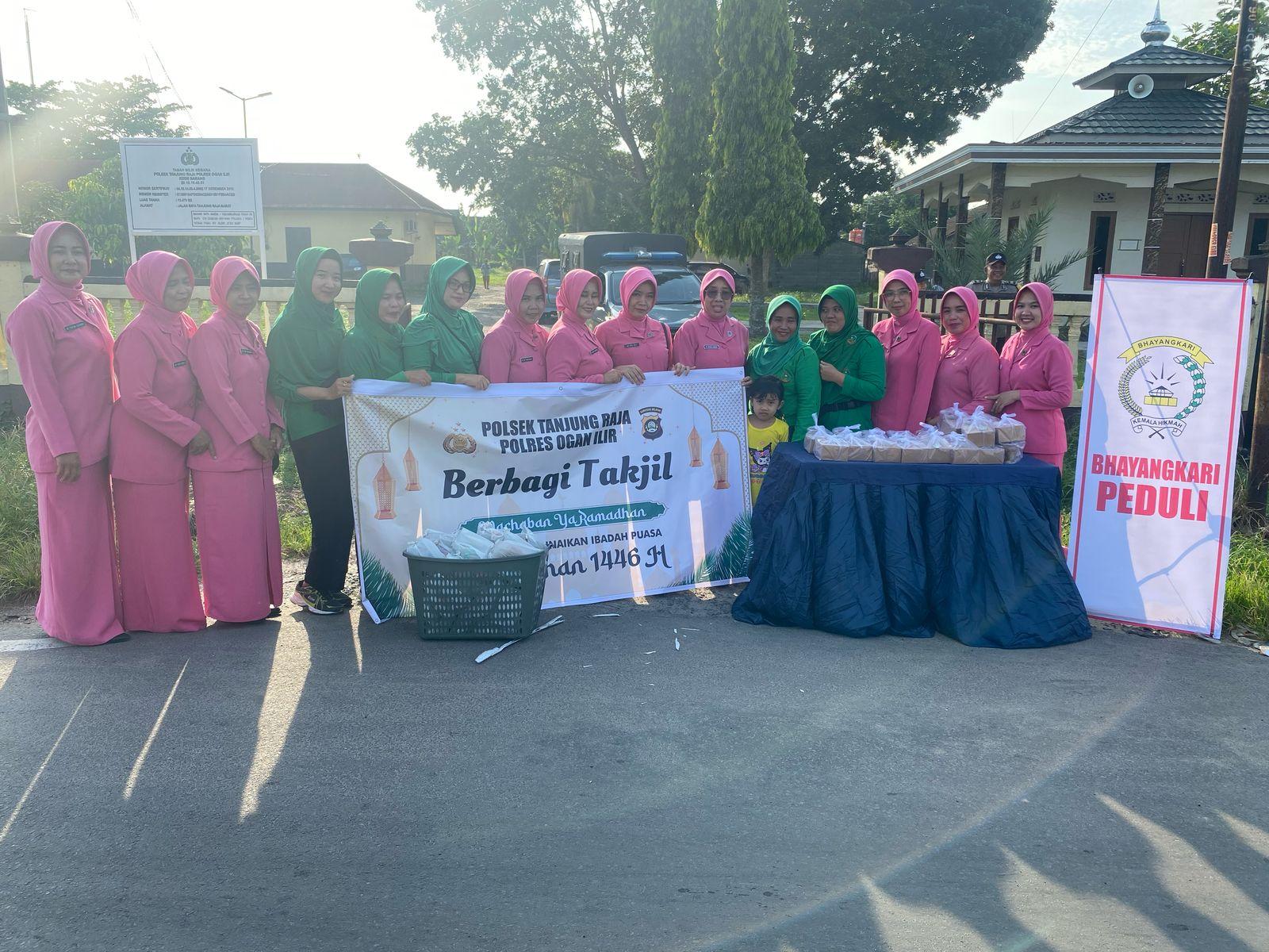 Koramil 0402-04/Tanjung Raja Beserta Polsek Tanjung Raja Berbagi Takjil Di Bulan Ramadhan