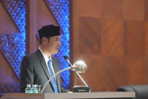 Plt. Sekda Aceh, M.Nasir membacakan sambutan Gubernur Aceh pada Sidang paripurna DPRA Aceh Penetapan program legislasi Aceh Tahun 2024-2029 dan program legislasi Aceh prioritas Tahun 2025 di gedung Utama DPRA, Banda Aceh, 15/4/2025