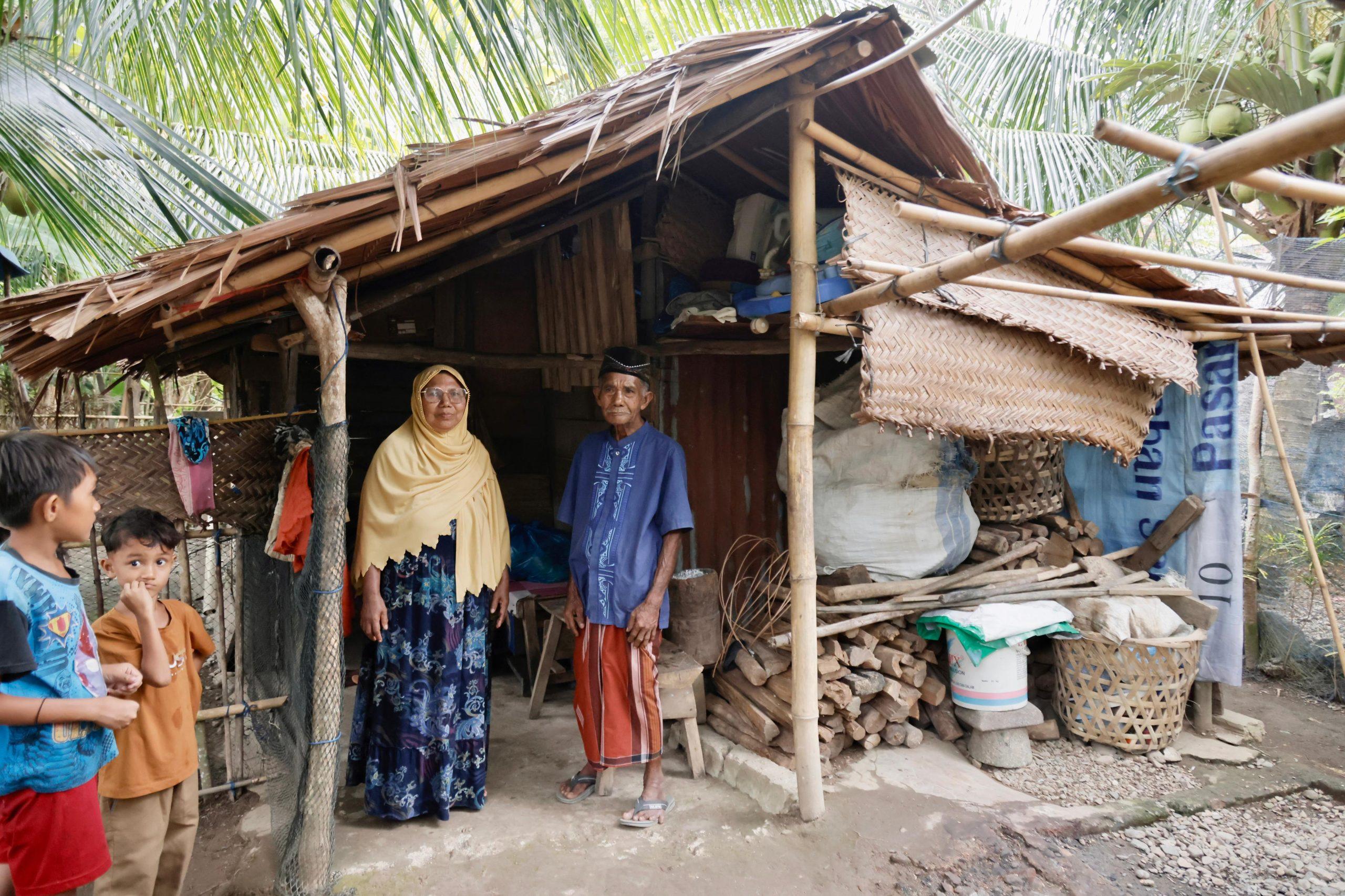 Marlina meninjau langsung gubuk kayu yang ditempati M. Saleh (70) dan istrinya, Anisah di Gampong Trieng Meuduro Baroh, Kecamatan Sawang, Aceh Selatan, Senin 16/6. Pasangan lansia itu tinggal dengan kondisi rumah gubuk berlantaikan tanah dan atap rumbia yang nyaris roboh.