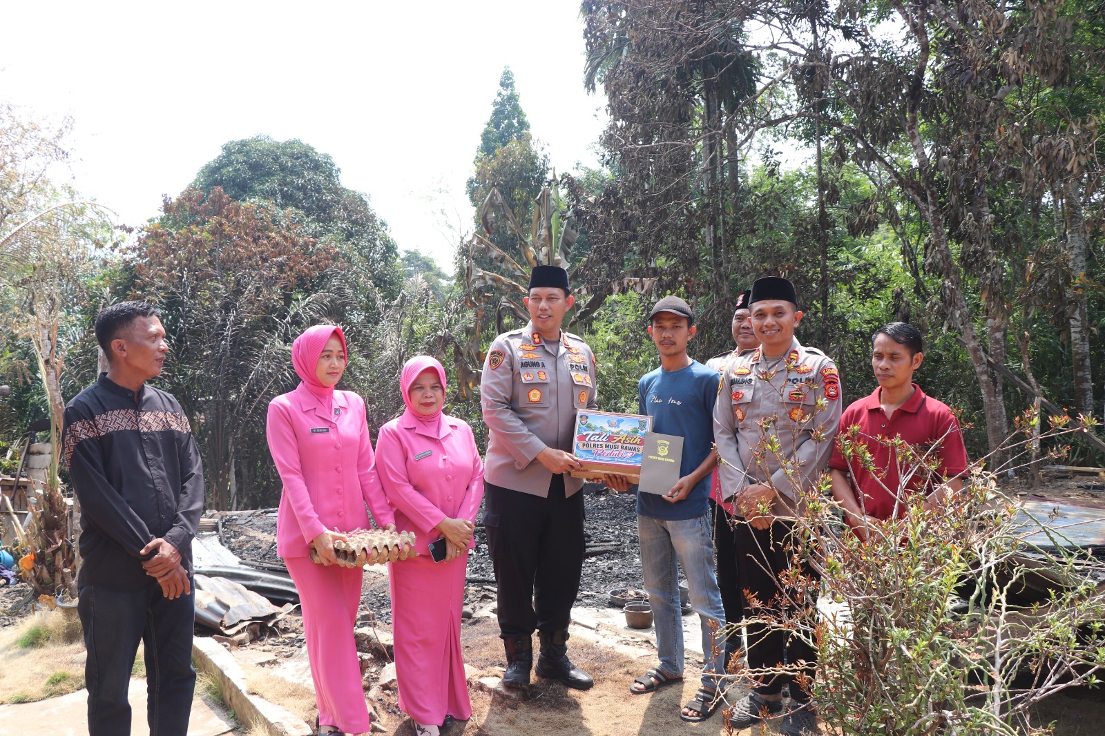 Wujud Nyata Kepedulian dan Empati, Kapolres Musi Rawas Salurkan Tali Asih untuk Korban Kebakaran di Muara Beliti